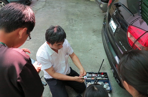 除了傳統吹箭，林景山也教導實習生操作氣壓式吹箭。 蕭士塔/攝