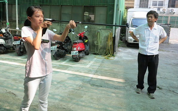 氣壓式吹箭射程遠，準確度高，但要打中移動目標仍很困難。  蕭士塔/攝