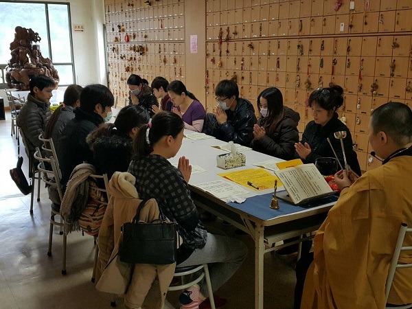 崔智映在2月3日為死亡的貓狗舉辦法會，當天台灣動物新聞網記者聯絡她時，她表示情緒波動極大，無法接受訪談。  張靖霖/提供