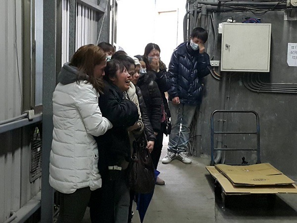 在貓狗的火化現場，可以看到崔智映放聲痛哭，陪同者也頻頻拭淚。 張靖霖/提供