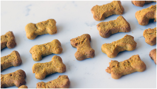 骨頭形的寵物餅乾，內含醫用大麻成分，成了狗狗的「普拿疼」。 取自網路