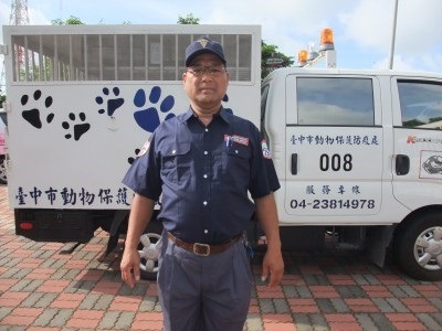 台中市動保處的動物收容組之下設有18位管制人員，負責人道捕捉和救援動物。 取自台中市動保處官網