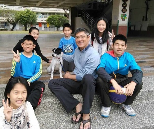 拉拉」肩負起守護小朋友安全的導護工作，讓老師家長對這位守護小天使讚不絕口。  灣裡動物之家/提供