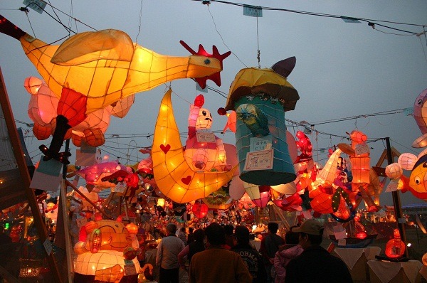 帶寵物參加燈會，當心牠們容易受到鞭炮煙火驚嚇而失走。  蕭士塔/攝