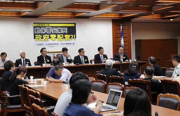 農委會動物保護諮議小組由15~17委員組成，對獸醫師有一席保障名額。此為示意圖。  林妤亭/攝