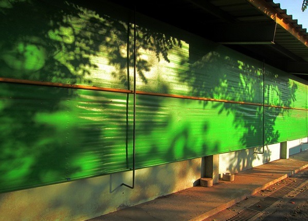 台南市兩處動物之家的設計以通風散熱為主訴求,寒流來襲時只能以帆布擋風禦寒。 蕭士塔/攝