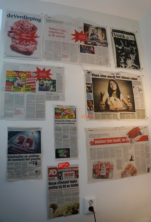 動物覺醒在阿姆斯丹的辦公室牆上,貼滿和各個計畫相關的剪報。 碎嘴/攝