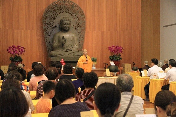 南市動保處於7月25日在法鼓山雲集寺舉辦「台南市動物祈福觀音法會」，安撫禽流感造成的人心不安。法鼓山/提供