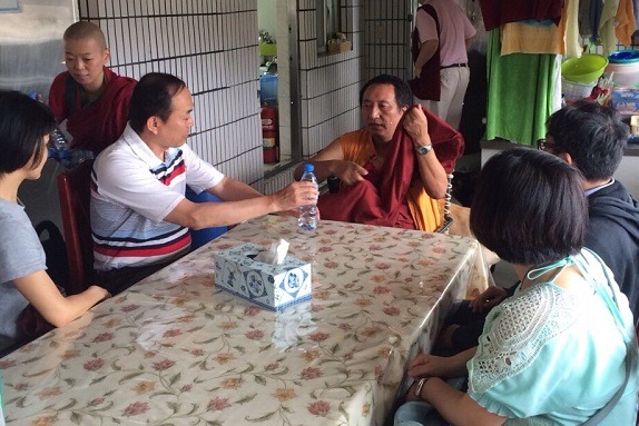 感謝赤慶法王一再從板橋流浪動物之家領養狗,新北動保處處長陳淵泉(左二)親自拜訪向法王致謝。 新北動保處/提供