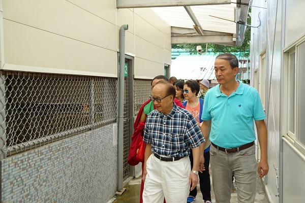 香港珠海學院校董會主席江可伯博士等人，在新北市動保處處長陳淵泉陪同下，參觀板橋動物之家。 新北市動保處/提供