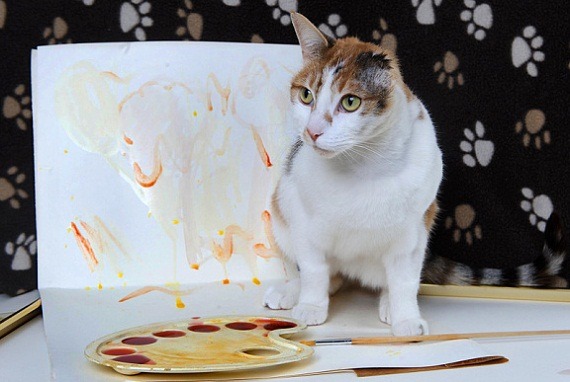 梵谷貓和牠的畫作。為了保護牠的腳掌，牠的繪畫顏料可是不同凡響，是水果汁吔。  取自網路