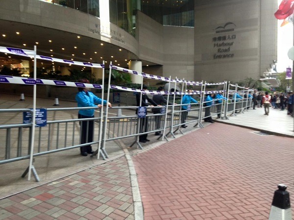 香港會展中心為了舉辦皮草展，架起拒馬、警衛森嚴。 麥志豪/提供