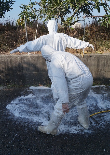 穿著密不通風的防護衣，入場前得先消毒。   蕭士塔/攝