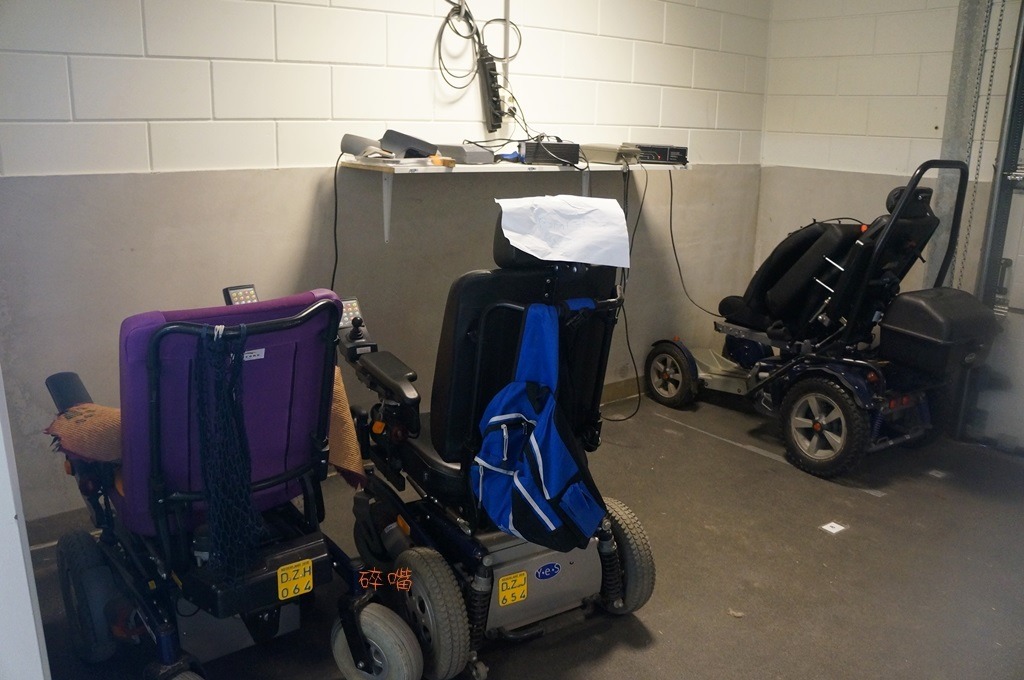 電動輪椅為許多肢障輔助犬訓練裡不可或缺的教具。 碎嘴/攝