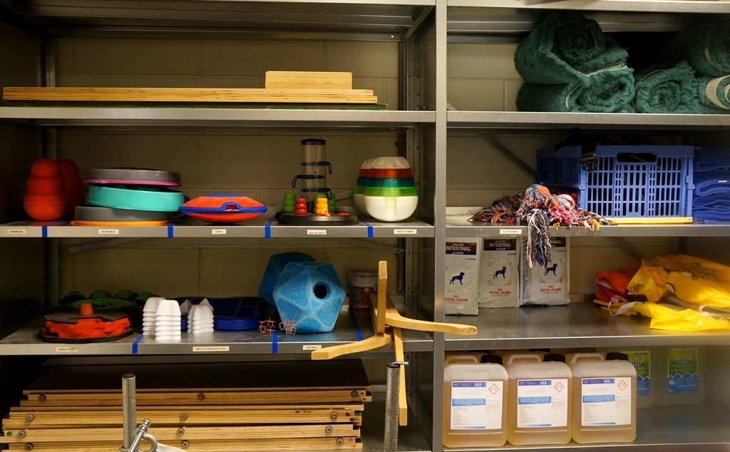 荷蘭輔助犬協會裡的用以訓練輔助犬的各式教具。 碎嘴/攝