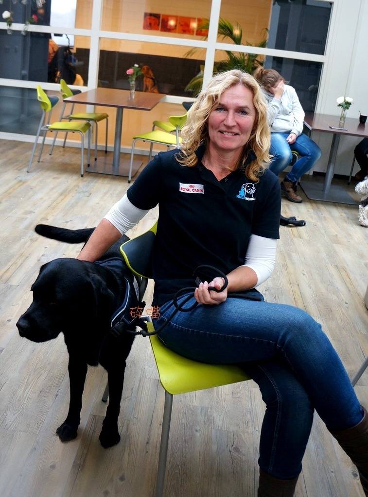 荷蘭輔助犬協會的創傷症候群輔助犬及其訓練師莫妮卡艾柏斯(Monique Eybers)。 碎嘴/攝