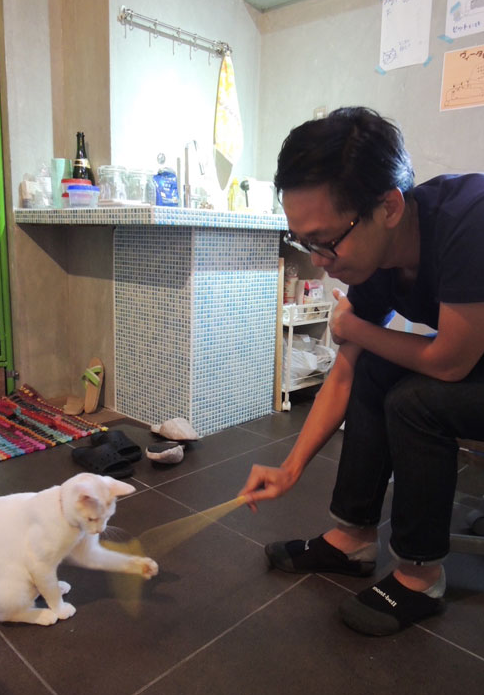 第一次跟貓咪生活的男性分租者認為，比起獨自在家工作，在「Q studio」的效率更好，而且貓咪找他玩時，還能順便喘口氣。 取自summo journal