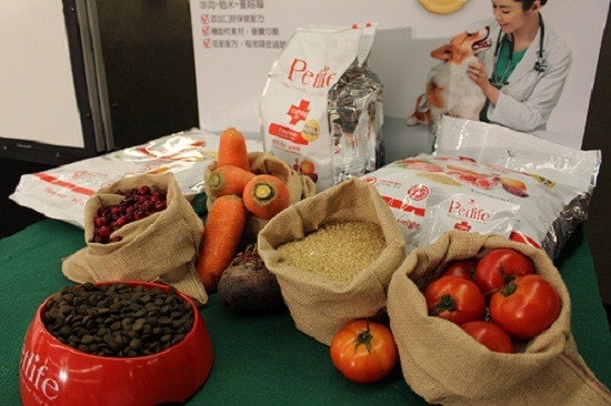 台灣美食風靡對岸，MIT台灣製的寵物食品是否也能擄獲對岸毛孩的心，大家等著看。  何宜/攝