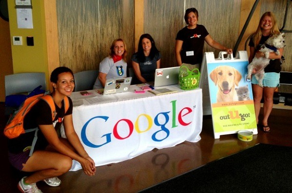 Google部分辦公室還曾經辦活動鼓勵員工帶狗上班，但由保母帶狗外出運動、玩耍，以讓狗爸狗媽能在辦公室繼續專心工作。  取自網路