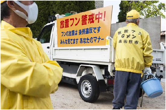 泉佐野市僱用 4 位平均 75 歲的專員，每週 3 天，早上 7 點至 9 點，下午 4 點至 6 點，2 人 1 組進行巡邏及黃卡設置工作。     取自網路
