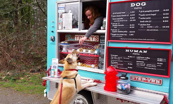「西雅圖吠客力」是一台以狗客人為主要服務對象的餐車。 取自Seattle Barkery臉書