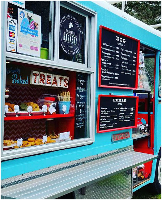 蛋糕、甜甜圈、 餅乾……,什麼都有,雖然是給毛孩食用,有機食材的比例高達75%。 取自Seattle Barkery臉書