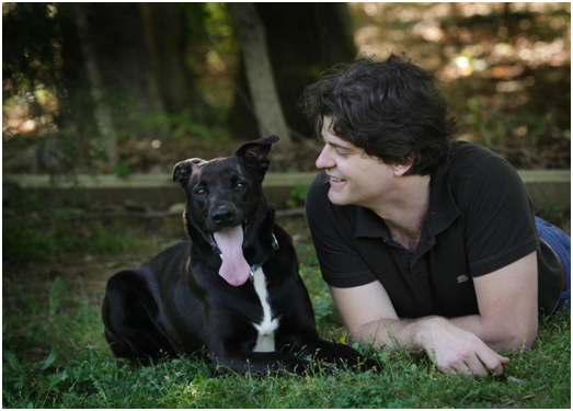 致力狗狗智商測量的杜克大學（Duke）進化人類學家布賴恩．黑爾（Brian Hare），和他的狗塔斯馬尼亞（Tasmania）。  取自網路