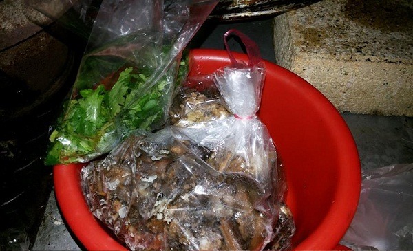 徐滿惠等人會同動保單位及警方在屏東里港查獲的香肉店。    徐滿惠/提供