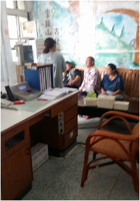 因罪證確鑿，警方將業者帶回派出所偵訊。張小姐提供