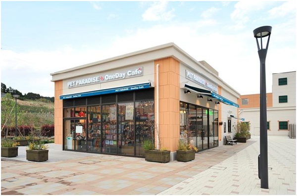 駿河灣沼津上行線SA的寵物用品店和狗餐廳「PET PARADISE + OneDay Cafe」。 取自Honda Dog