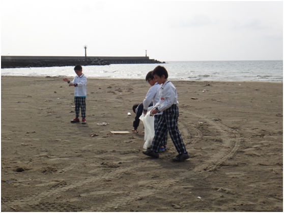 野放活動後，熱心的民眾及車城國小學童更捲起袖子一同淨灘，共同攜手維護美麗的海洋！海生館柳映如/攝 