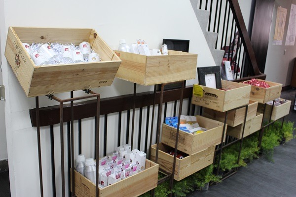 台灣bonbonpet精品網所屬的大大小小行銷公司，就很具創意的用紅酒箱作為展示箱。  江幸芸/攝