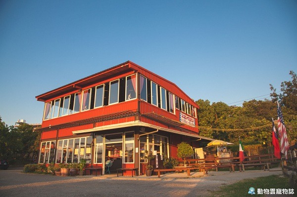 鮮紅的建築物外觀,非常醒目。