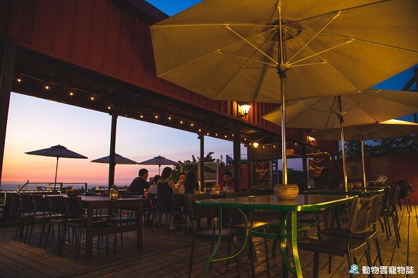 戶外座位區的桌椅非常多,想邊用餐、邊享受清風,可以選這兒。