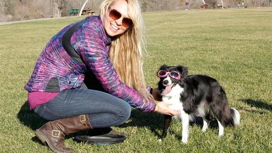 蘿妮和她的邊境牧羊犬Midknight。 取自網路