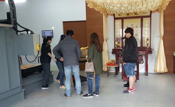 大熊終於火化、完成後事，牠的骨灰由葉先生和葉小姐帶回家中樹葬，讓大熊能回復往日的自由生活。 台中市動保處/提供