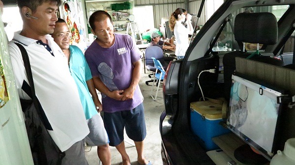 梅雨季節天氣不穩定，台南市水產動物疾病行動醫院下鄉服務，養殖戶可在電腦螢幕看到檢驗結果，極短時間即可確知病因及防治方式。  記者蔡宗明/攝