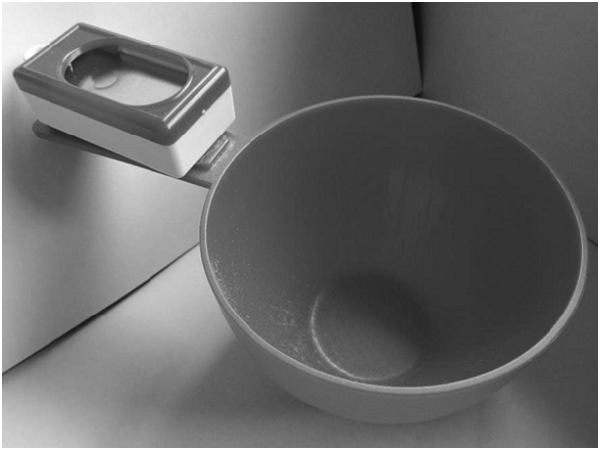 課程使用響片訓練，將響片固定在一個附柄勺子上，勺子裡放雞飼料。當雞做對了某件事，訓練者便按下響片，發出喀啦聲告訴雞牠做對了，並讓牠從勺子裡吃獎勵。 取自《動物》