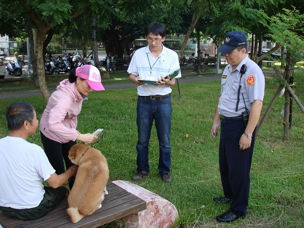 動保處人員在執行稽查的同時，也會宣導飼主必須遵守的事項。蕭士塔/ 攝