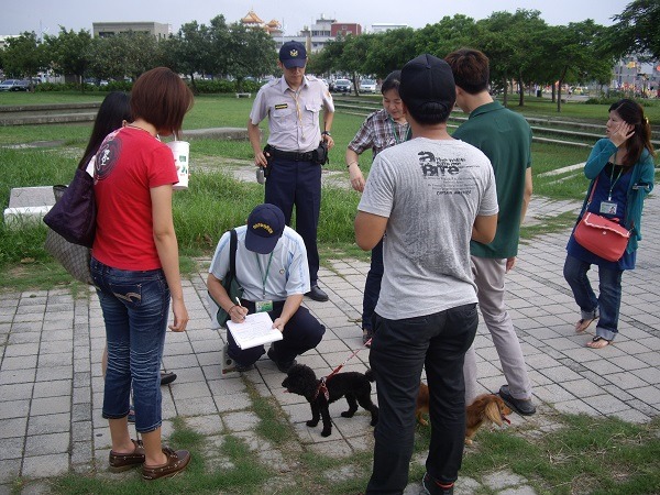 經掃描發現未辦理寵物登記者，稽查人員會開立勸導單限期改善。 蕭士塔/ 攝