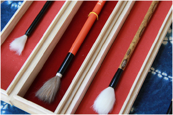 無論是長毛、短毛、捲毛、梳下來或剪下來的犬貓毛，皆能製成獨一無二的熊野毛筆。 取自博雲堂筆舖