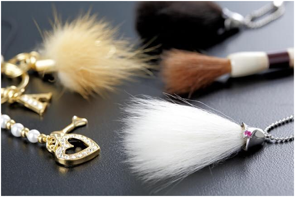 寵物毛製成的吊飾攜帶方便，送禮自用兩相宜。 取自文宏堂