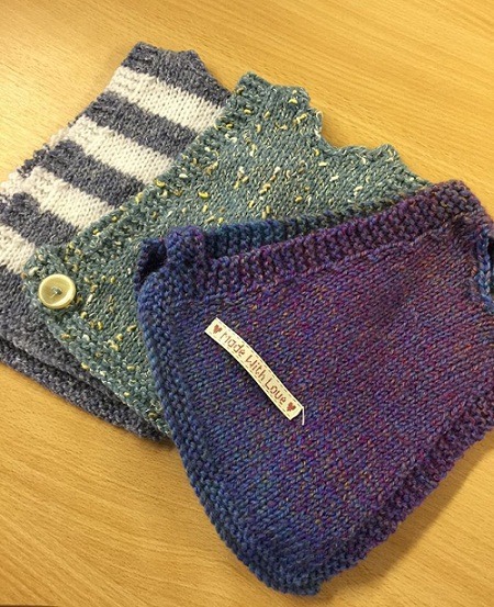 民眾為雞群編織的毛背心，式樣雖一致，仍各自注入巧思做裝飾。  取自raystede.org