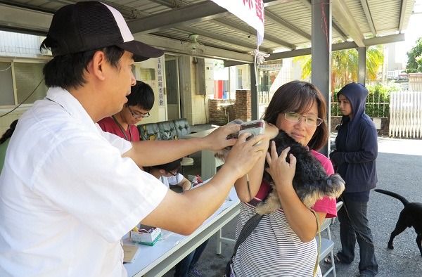 疫區犬貓的植入晶片免費，非疫區也有優惠。   蕭士塔/攝