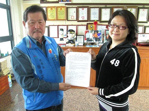 關懷動物生命協會理事長蔡登雲(左)與台灣流浪動物救援協會理事長阮美玲26日舉行交接，柳營狗場3月1日起正式由台灣流浪動物救援協會接手管理。  蕭士塔/攝