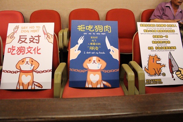 台灣動保志工針對「玉林狗肉節」設計的製作物，沒想到也適用於台灣本島。李娉婷/攝