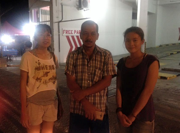 貓咪在眾人合力下順利獲救，左起為SPCA KK協會的Jenny、志工Robert及台灣動保志工團團員簡嘉馨。  何宜/攝