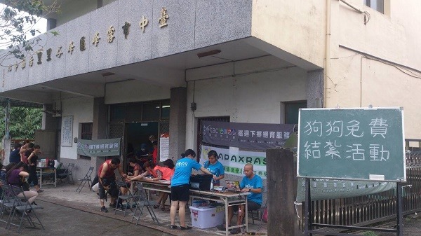 偏鄉免費貓狗絕育活動昨天在台中市霧峰順利進行。　曾大年/攝