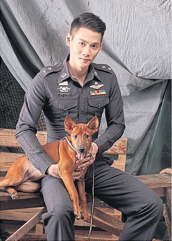 軍人抱著、摟著狗合影的畫面，在歐美常可看到，在台灣似不多見。　取自Bangkok Post