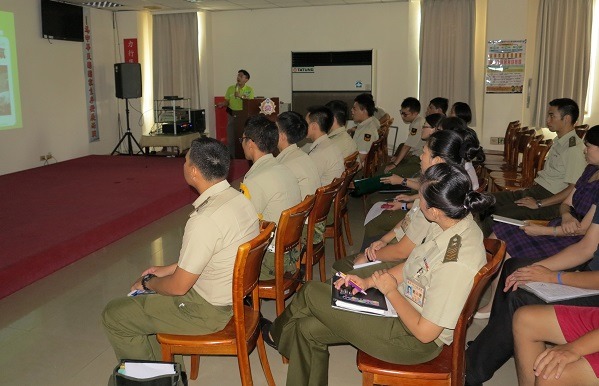 台南市動保處動保組長周駿男6日到台南市某軍事單位為官兵講授動保法。 蕭士塔/攝